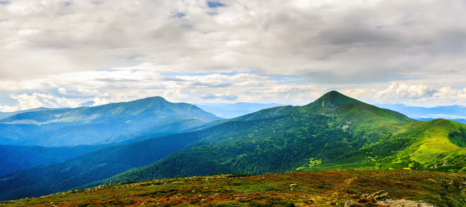 风景如画的喀尔巴阡山景观全景