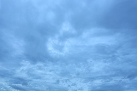 傍晚天空中的雨云和恶劣的天气想法