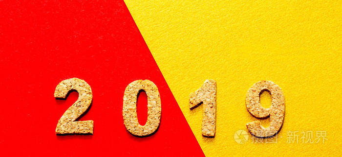 新的年决议2019概念。软木年号红色与金色背景与复制空间为您的文本