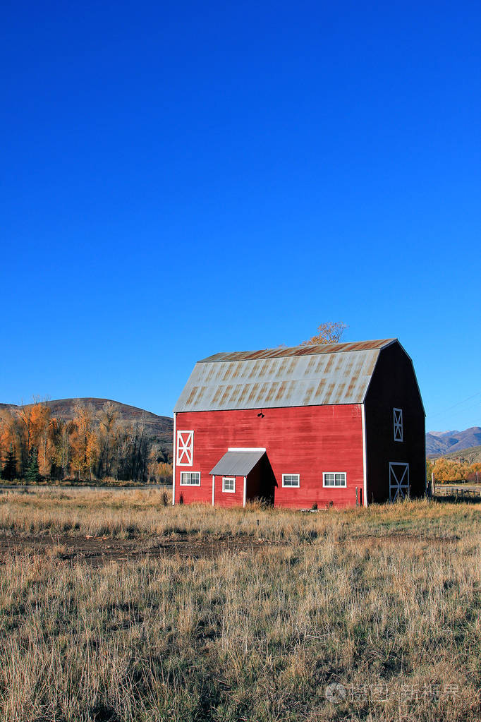 在农村的老木房子惊人的景色