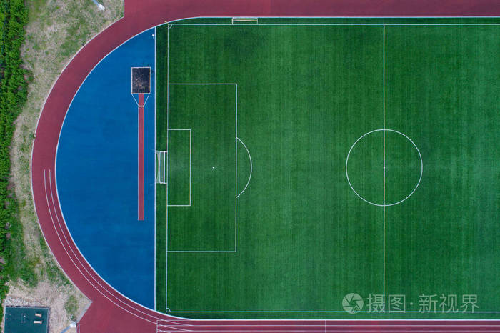 顶部鸟瞰的露天体育场被裁剪的橄榄球场, 红色轨道和跑道为跳跃