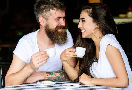 愉快的咖啡休息。情侣相爱在咖啡馆喝黑咖啡咖啡。情侣喜欢热咖啡。浪漫的约会在咖啡馆。喝黑咖啡可以改善你的心情, 从而使你快乐。