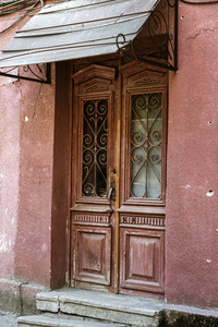 旧木门。古老的旧墙上的古董木。古装饰木门。历史艺术风格的门面的精英昂贵的古董门。木质背景, 旧前门, 复古元素