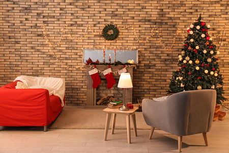 时尚的室内与美丽的圣诞冷杉树和装饰壁炉