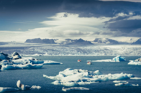 Jokullsarlon 泻湖的景观观与漂浮的冰和小船, 冰岛, 欧洲