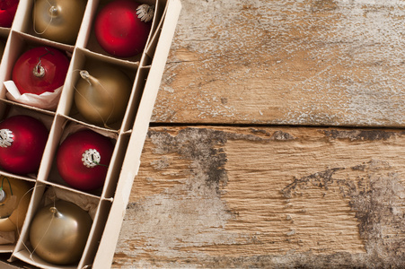 盒包装金黄色和红色的圣诞饰品图片