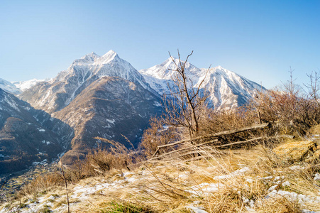 山的春天全景与少许雪