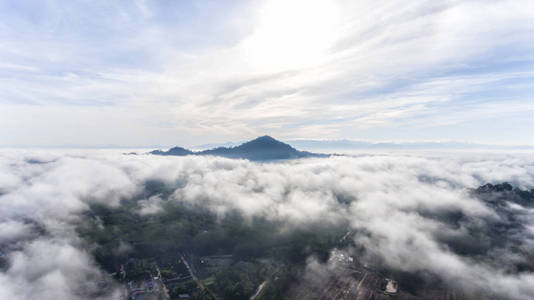 晨雾的鸟瞰图