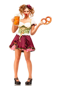 创意概念照片的啤酒节服务员穿着传统的巴法力亚服装与啤酒和椒盐脆饼在白色背景下分离
