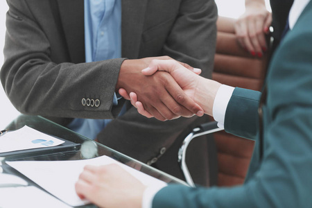 工作场所背景下的握手交易伙伴照片