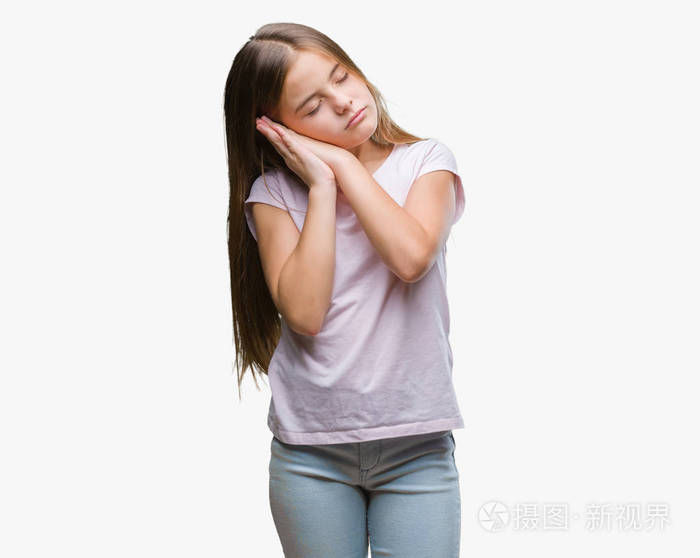 在孤立的背景下睡觉疲惫的梦想和双手一起摆姿势, 而微笑着闭着眼睛