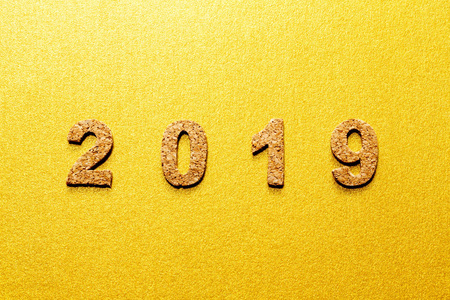 新的年决议2019概念。软木年编号在金色背景与复制空间为您的文本