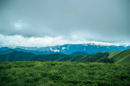 乌克兰夏季绿色的山脉。天空越过群山。乘吉普车旅行时的大气景观。越野远征