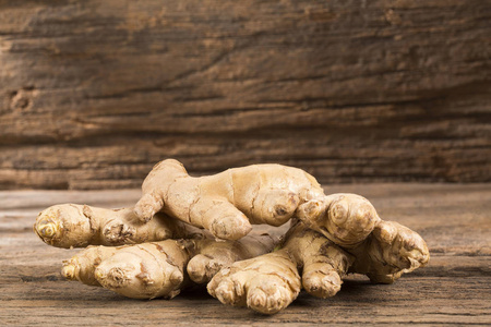 自制的姜酊或啤酒的木制背景.质朴的风格.在玻璃的香料黄色利口酒.