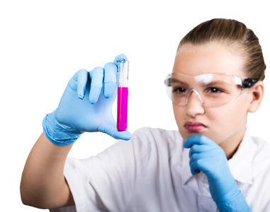 细心的女学生进行一次化学实验在小学科学课
