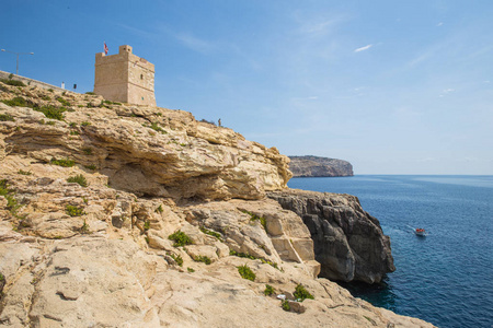 城市戈佐岛, 马耳他, 欧洲。海洋, 蓝色的水和人民。岩石和自然。旅游照片 2018 9月