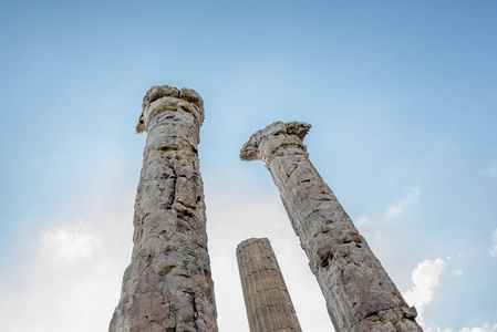 以蓝天, 大理石专栏宙斯寺庙在 Uzuncaburc 古城位于 Uzuncaburc, Silifke, 梅尔辛, 土耳其