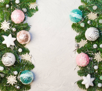 圣诞节或新年背景 冷杉树枝, 球, 装饰品。地方为您的祝贺