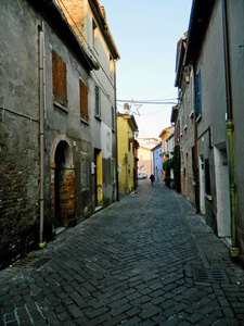 窄巷子与旧楼宇的典型意大利中世纪小镇