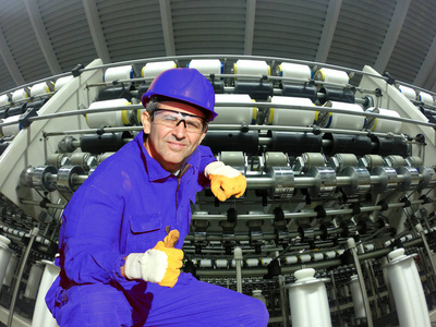 化纤行业工业工人在纺织厂蹲和显示大拇指照片