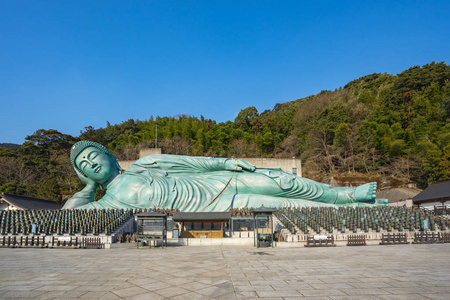 日本福冈2018年2月8日 日本福冈的 Nanzo 寺, 世界上最大的青铜斜倚佛像