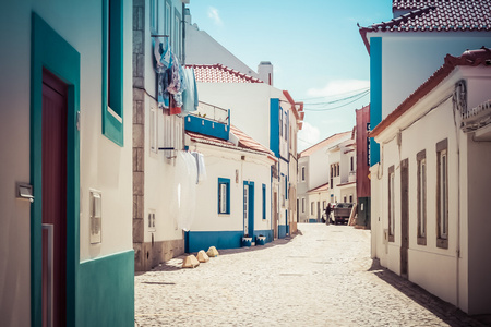 空荡荡的街道，在 Ericeira 葡萄牙