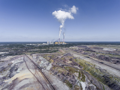 露天煤矿开采和波兰电站。被破坏的土地
