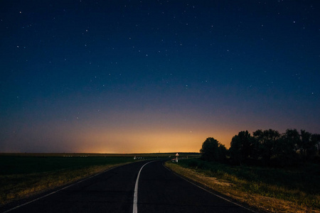 美丽的风景与道路和天上的星星