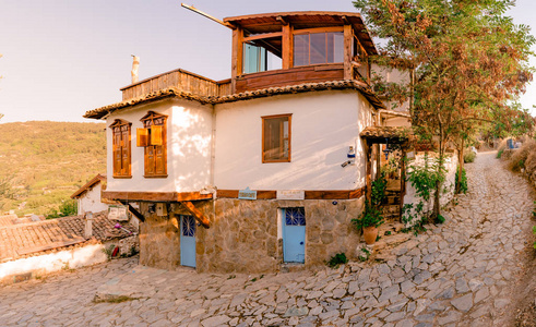 视图传统的房子在 Sirince 村, 一个热门的目的地在塞尔丘克, 伊兹密尔, 土耳其。2017年8月21日