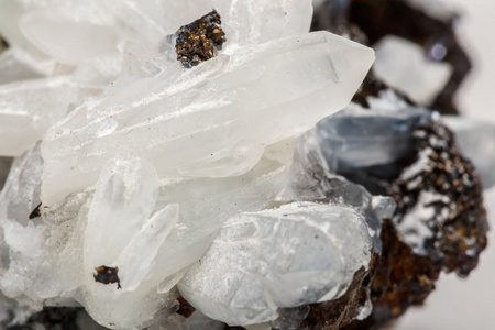宏观矿物石卓舍斯石英与闪锌矿在岩石白色背景关闭照片