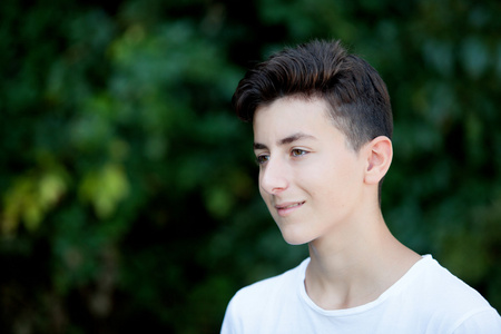 棕绿色的眼睛英俊的棕发青年照片