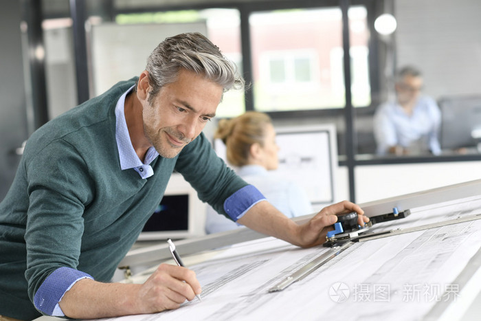 在项目上工作的建筑师