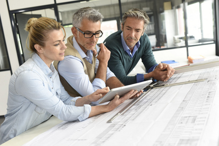 外国工程师工作的工程师组成的团队照片