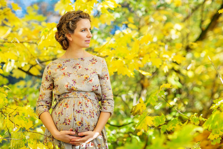 怀孕女性在秋天