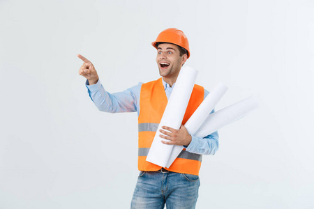 男性工地承包商工程师用硬帽子持有蓝色印刷纸的肖像。通过白色背景隔离