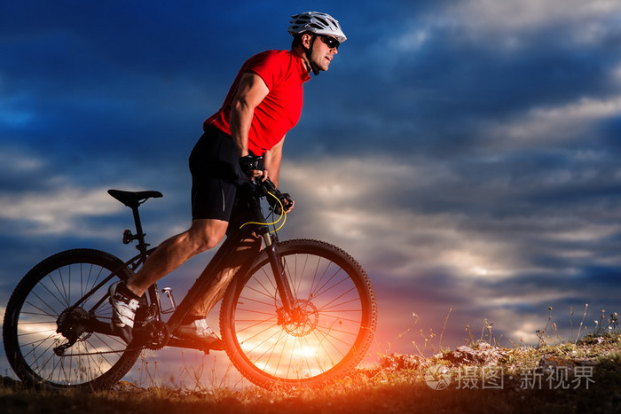 山上的日出背景山骑自行车的人