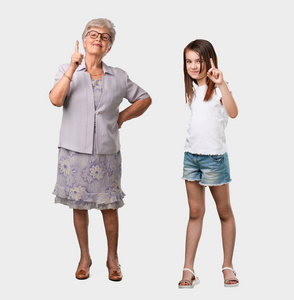 全身体的老太太和她的孙女显示头号, 计数的符号, 数学的概念, 自信和开朗