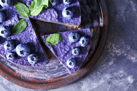 黑桌上有美味蓝莓芝士蛋糕的盘子, 特写