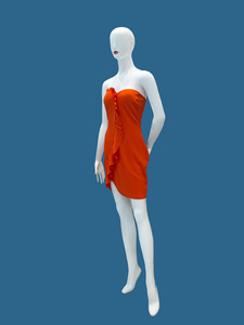 全长女性模特穿着时髦的红色礼服在蓝色背景。没有品牌名称或版权对象