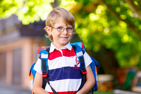 第一天上学的书包的小小孩男孩照片