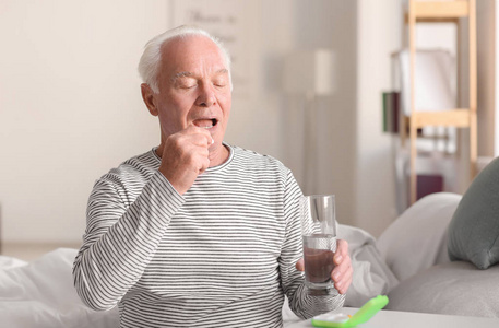 老年人吃药老人在家吃药照片