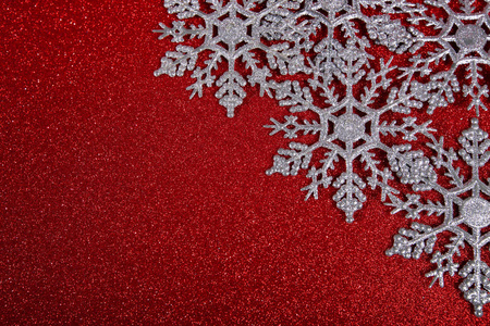 圣诞节或新年银色雪花的装饰在抽象的红色光背景