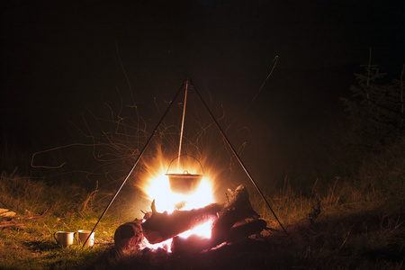 野营的厨具户外营地在火上的锅