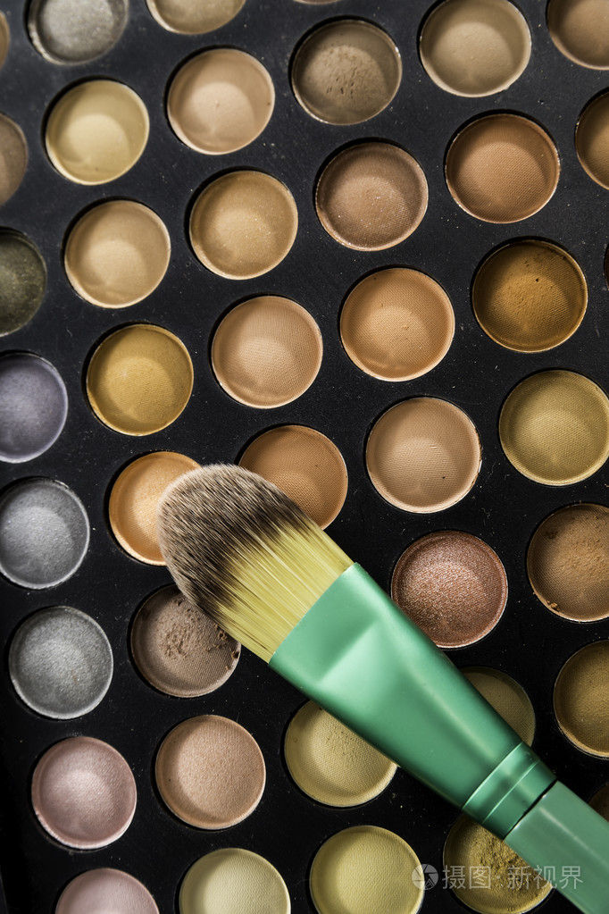 皮肤眼影用绿色的笔刷的颜色的底纹