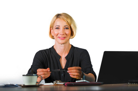 办公室企业肖像年轻美丽和快乐的企业妇女工作轻松在膝上型电脑办公桌上微笑着自信的工作成功隔离在白色背景上