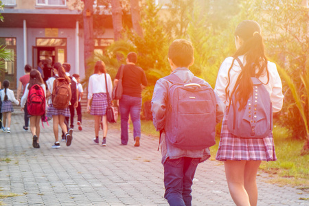 一群孩子一起去上学, 回到学校照片