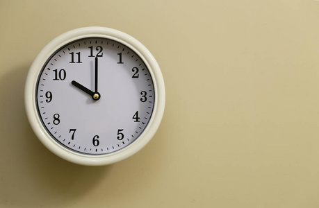 挂时钟墙上的时钟10:00 挂在墙上的时间照片