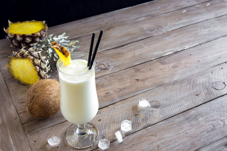 飘香鸡尾酒与菠萝和椰子在木质背景, 复制空间。夏日热带美味鸡尾酒