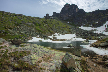 山是非常干净和清澈的湖。壮观的夏天风景在山。美丽的自然景色