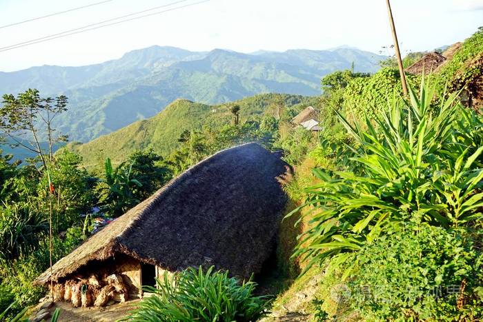 Longwa 位于印度和缅甸之间的山顶上。国家边界直接通过村庄和通过 Angh 的房子, Longwa 的主任。村民们住在长棚屋